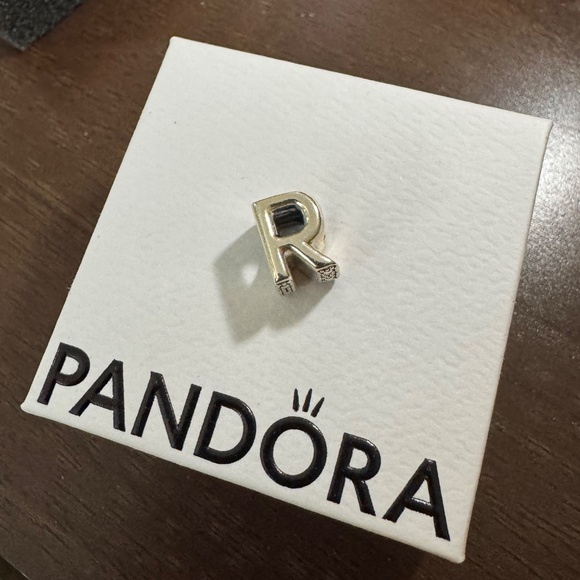 Authentic Pandora initial charm "R" - Picture 4 of 4
